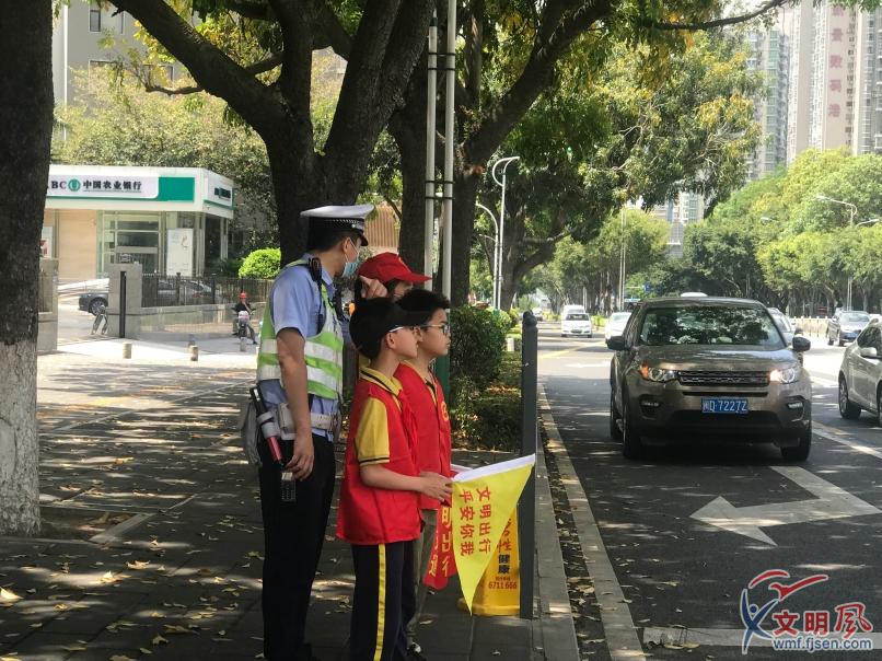 宣導(dǎo)隊員在路口進行宣導(dǎo) 通訊員:嘉濱小學(xué)家委.jpg