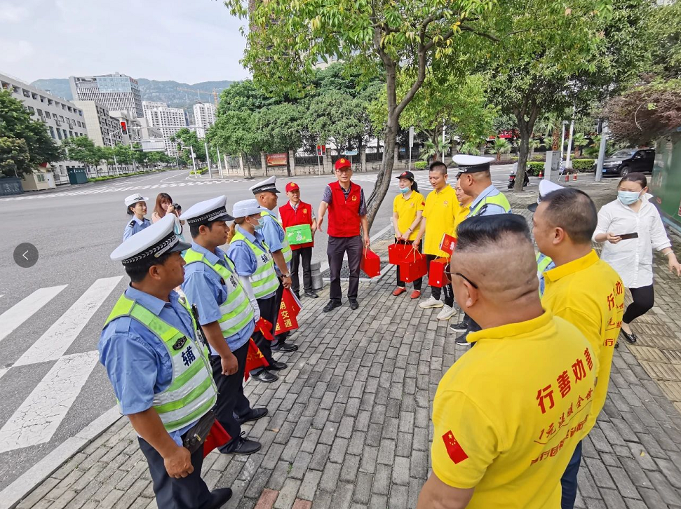 馬尾：辛勤守護(hù)文明交通，暖心送上端午“粽”情