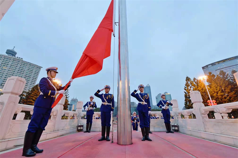 隊(duì)員們執(zhí)行升旗任務(wù)。三坊七巷消防救援站 供圖.jpg