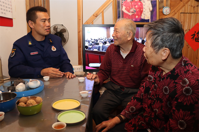 隊(duì)員陪老人們聊天解悶。三坊七巷消防救援站 供圖.jpg