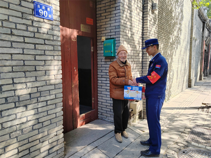 隊(duì)員們上門慰問老人。三坊七巷消防救援站 供圖.jpg